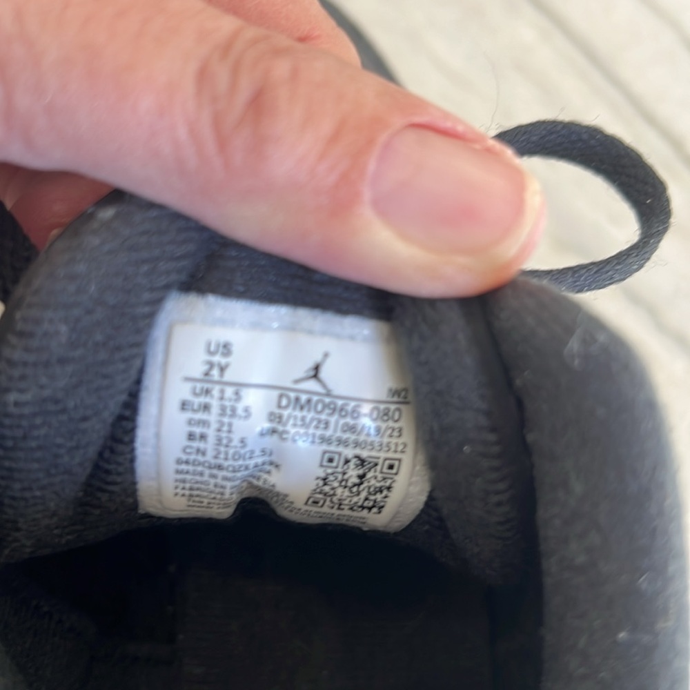 Cool youth 2 Nike Air Jordans.  Gently used/ look new! - Picture 7 of 7